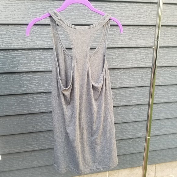 Lot of 4 Medium Shirts (2 tanks, two long sleeve) - Picture 15 of 15